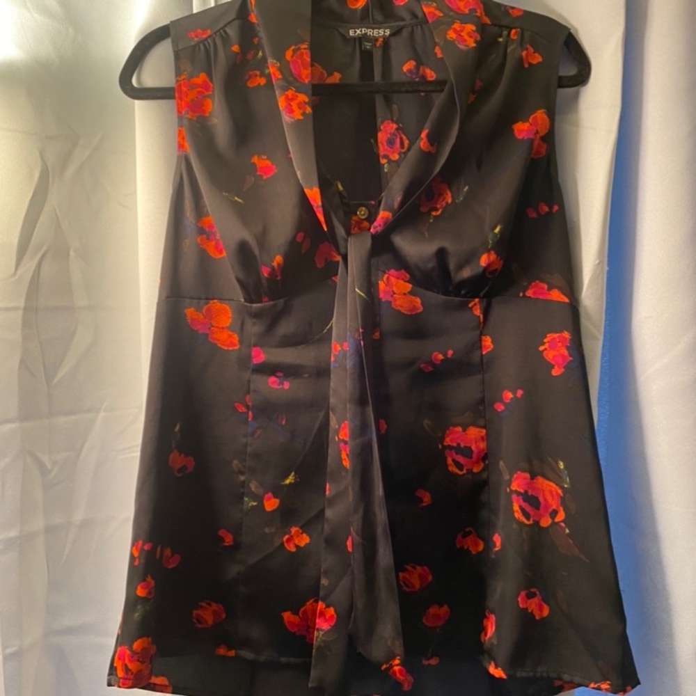 Sleeveless Black Floral Express top .